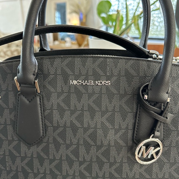 ✨NWOT✨ Black Michael Kors Lynn Monogram Satchel - Picture 2 of 8